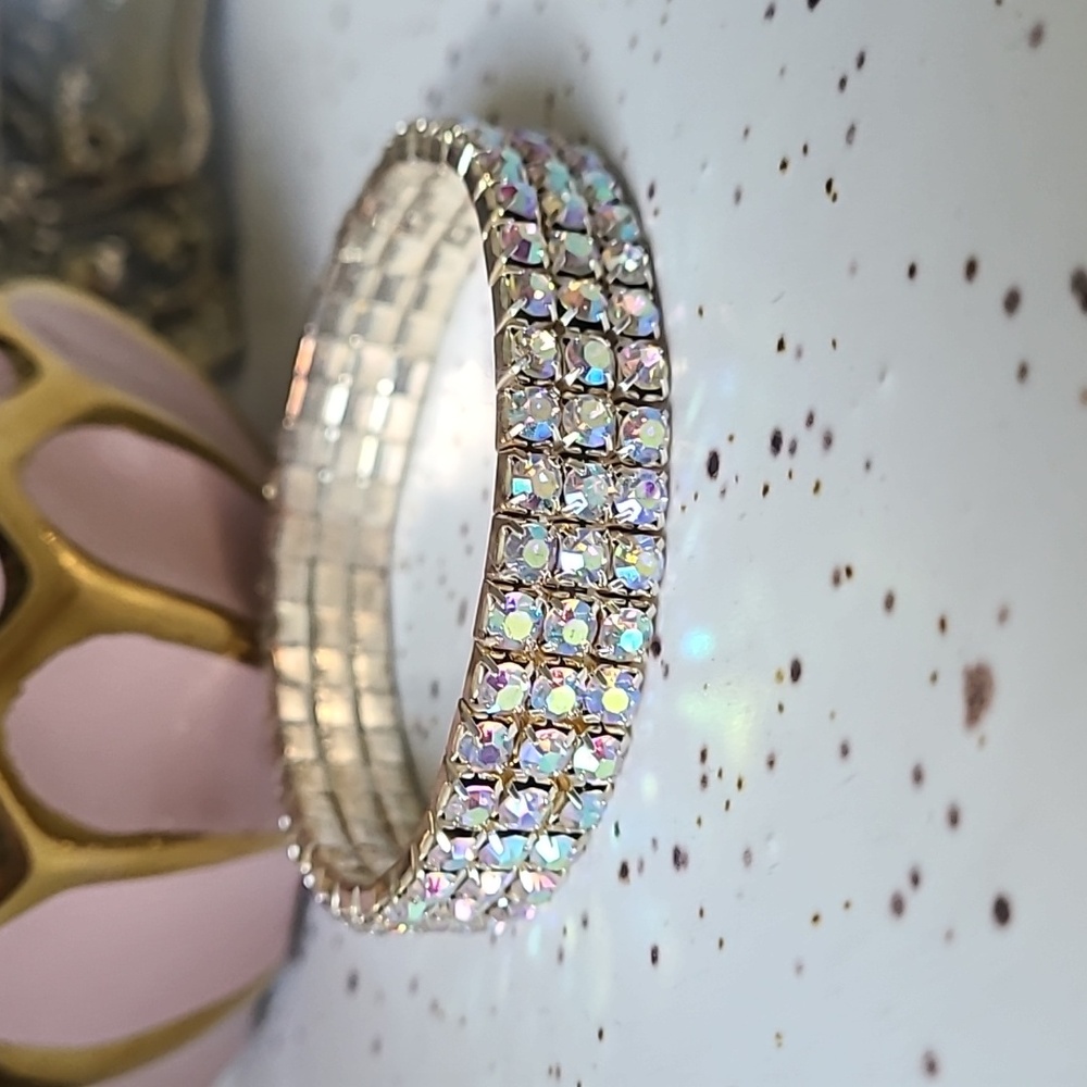 Iridescent stretch bracelet